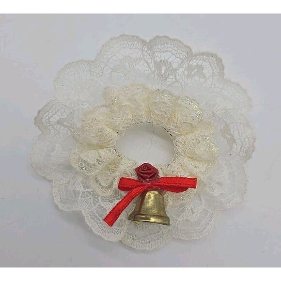 Vintage 1970s? Lace Christmas Tree Ornament Wreath With Tiny Rose, Bow, & Bell - Picture 3 of 6